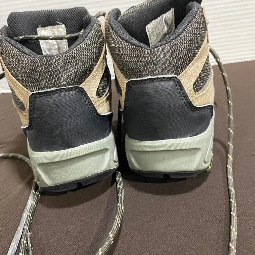 Khaki and green Denali size 4 hiking boots . SKU319. hikingboots